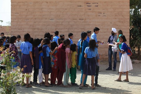 Distribution de cahiers.