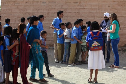 Distribution de cahiers et de crayons aux écoliers.